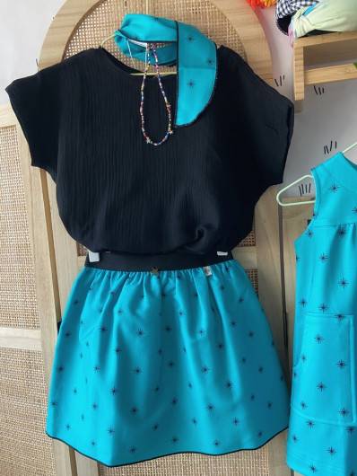 Conjunto Pilar Batanero Falda Turquesa Estrellas y Blusa Negra