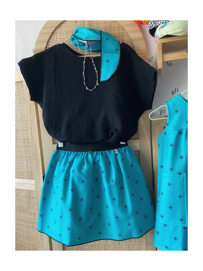 Conjunto Pilar Batanero Falda Turquesa Estrellas y Blusa Negra Ni a