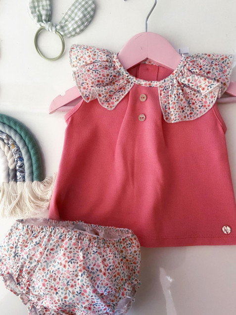 Conjunto para niña. Camiseta blanca y braguita de rayas rosa