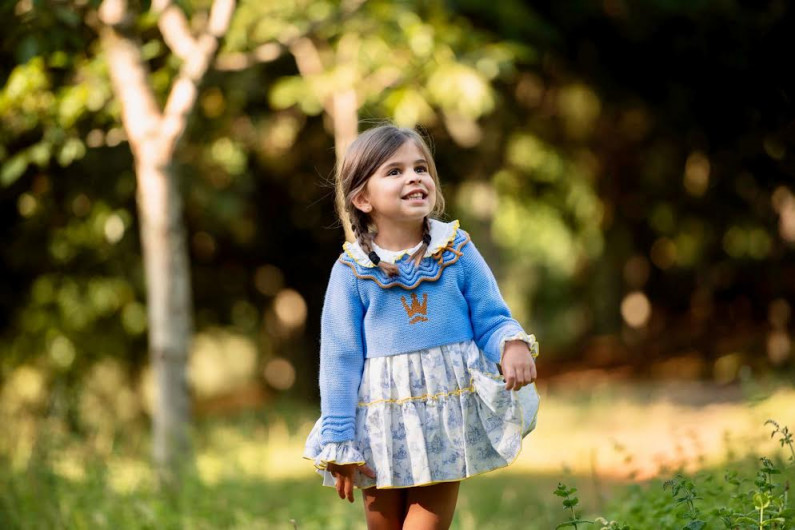 Jesusito ELIETTE  EVA CASTRO  niña con jersey