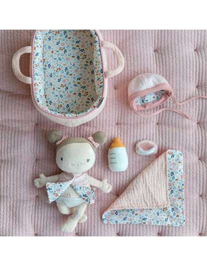 Bebé rosa con canastilla y accesorios