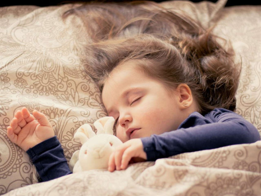 ¿Qué beneficios tiene dormir sin pijama para niños? 